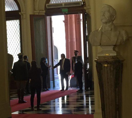 Así ingresaba el presidente Alberto Fernández este jueves a Casa Rosada.