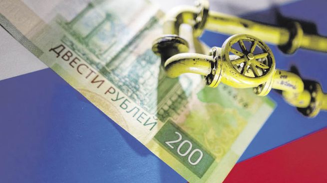 SÍMBOLOS. El rublo, el gas y la bandera de Rusia. Las exportaciones de hidrocarburos a Europa entran en zona de peligro.