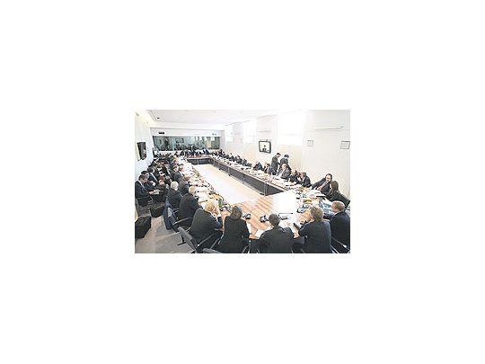 En la reunión llevada a cabo en París, el Consejo Mundial de Automovilismo de la FIA tomóla determinación de sancionar a McLaren por el caso de espionaje contra Ferrari.