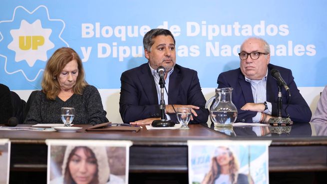 Familiares de las militantes políticas detenidas y el abogado Diego Molea brindaron una conferencia de prensa.