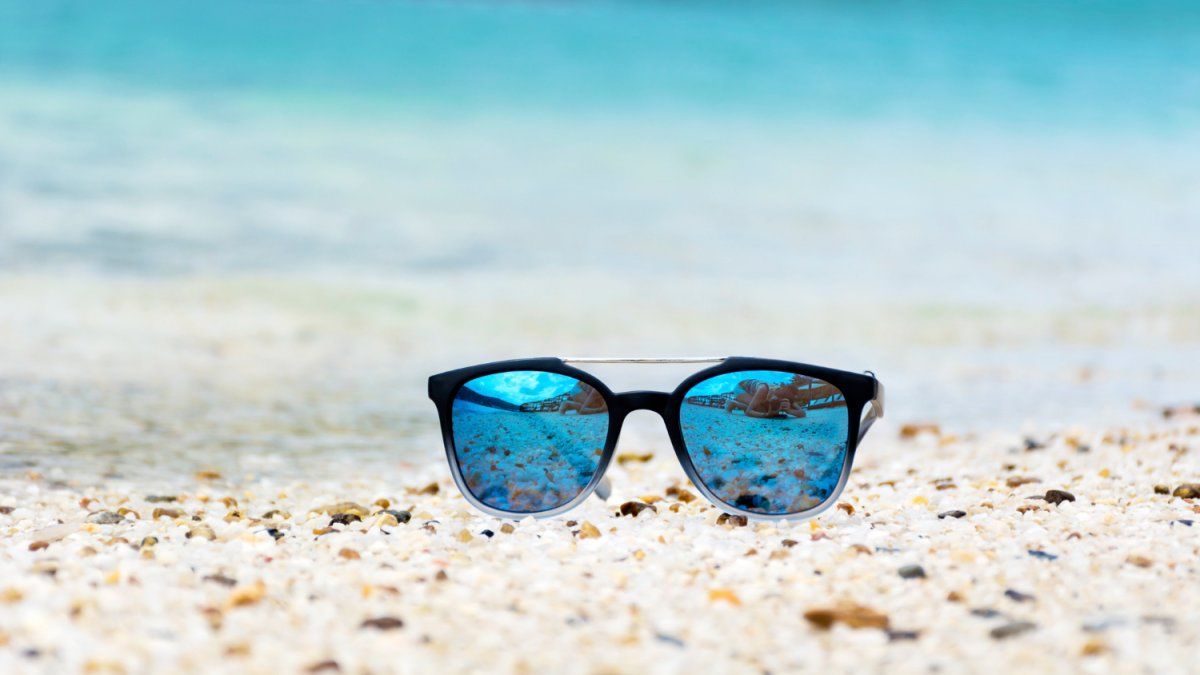 Cómo deben ser unas gafas para ir a la playa? - Moda & Salud Visual