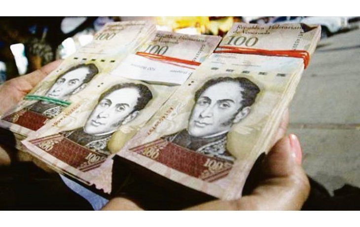 ámbito.com | POR EL PISO. La depreciada moneda venezolana, el bolívar, obliga a usar muchos billetes, incluso para compras pequeñas. La generalización de los de alta denominación es dificultosa.