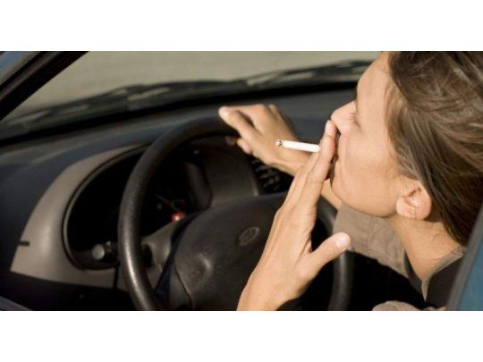 Quieren multar a quienes fuman mientras conducen en Provincia
