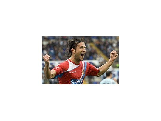 Matías Silvestre fue el autor del primer gol con el que Catania venció 2 a 0 a Cagliari. El equipo de Simeone está cerca de mantener la categoría.