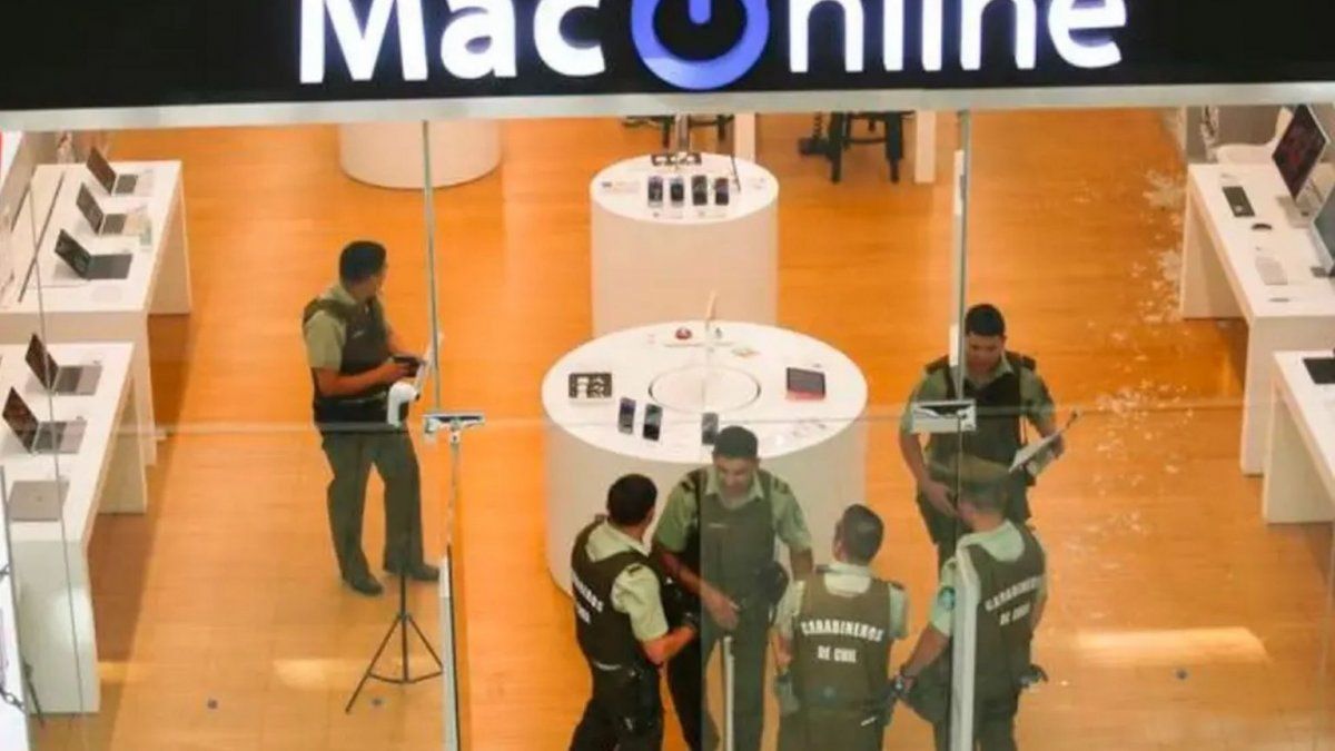 shooting and attempted robbery in a shopping center