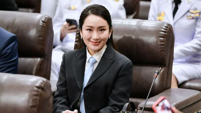 Se metió en la política del país en 2023 y es la segunda mujer en ocupar el cargo después de su tía Yingluck.&nbsp;