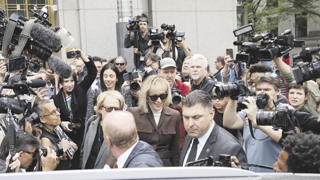 CELEBRACIÓN. La experiodista E. Jean Carroll abandonó el tribunal de Nueva York sonriendo tras conocer la sentencia.