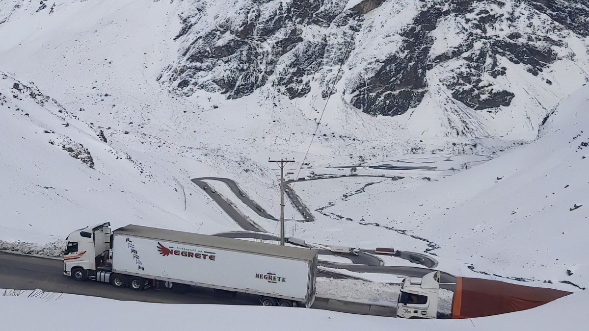 Más de 240 camiones permanecen varados en la frontera con Chile