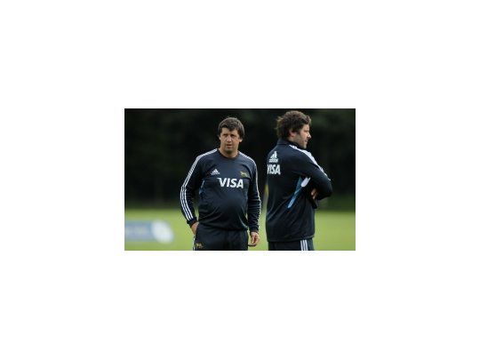 El entrenador Santiago Phelan, y su ayudante Mauricio Reggiardo deberán encontrar el equipo a tres semanas del Mundial.