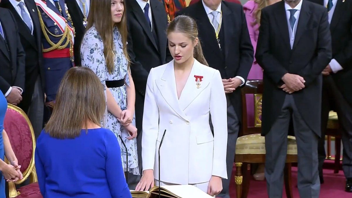 Princess Leonor swore the Constitution and may succeed King Felipe