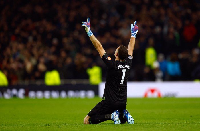 El mejor del mundo. Con otra actuación descomunal Emiliano Martínez aguantó la embestida de Tottenham y le dio el triunfo a Aston Villa. 