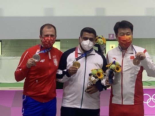 En el centro, Javad Foroughi, ganador de la medalla de oro.