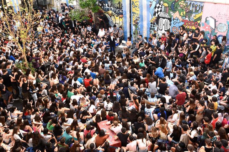 Sergio Massa ovacionado por los estudiantes del Carlos Pellegrini. 