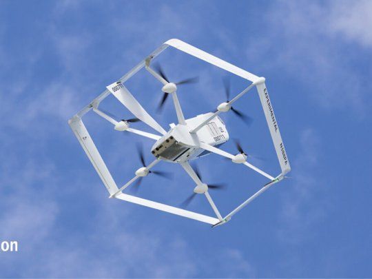 Amazon ahora entrega paquetes a través del aire con drones.