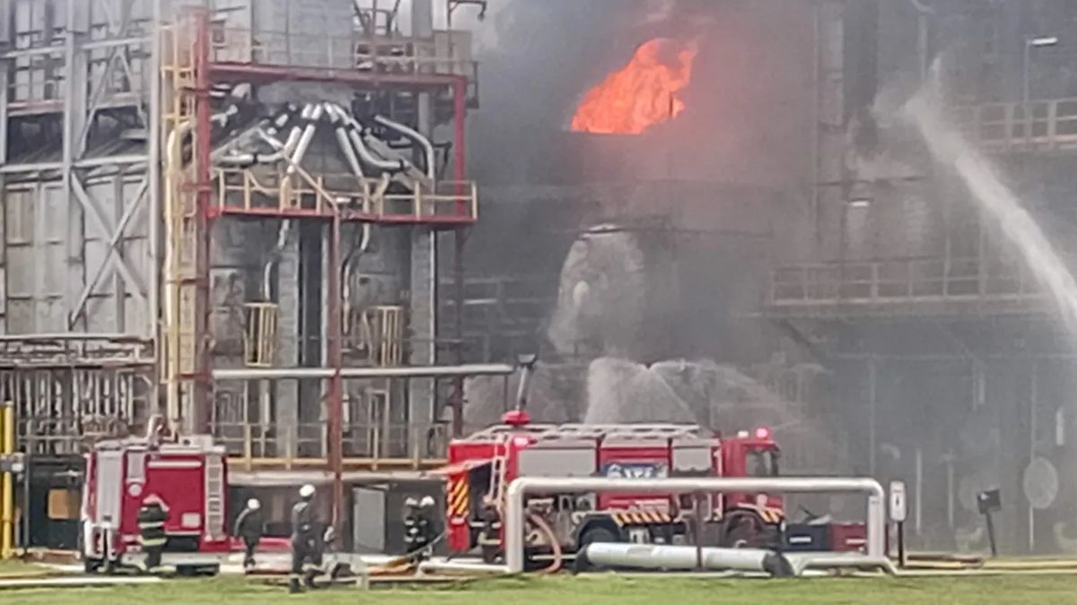 Se incendió una refinería de YPF en La Plata: el fuego fue controlado