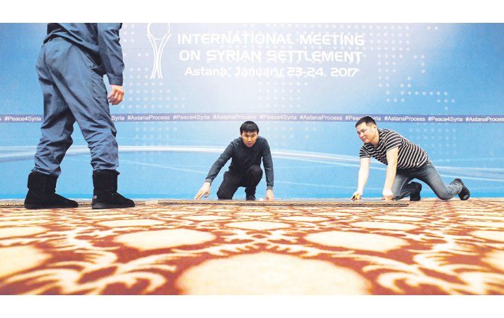 ámbito.com | TODO LISTO. Trabajadores ultiman los preparativos para la reunión negociadora sobre Siria que comenzará hoy en la capital kazaja.