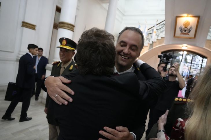 Javier Milei y una nueva muestra de apoyo a Manuel Adorni. Javier Milei y una nueva muestra de apoyo a Manuel Adorni.