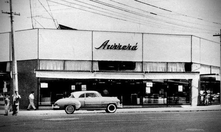 La historia de Bodega Aurrera comenzó con una pequeña tienda familiar en CDMX. La historia de Bodega Aurrera comenzó con una pequeña tienda familiar en CDMX.
