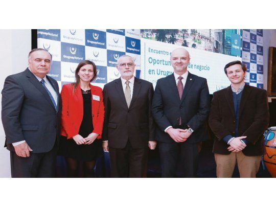 Encuentro en la Embajada de Uruguay