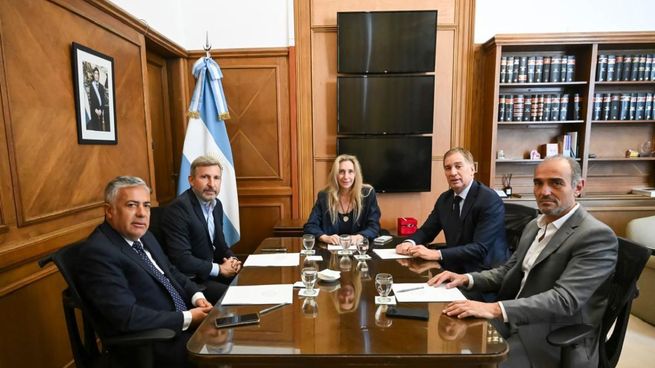 Karina Milei, al frente de la reunión con Alfredo Cornejo y Rogelio Frigerio.