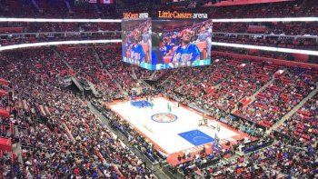 El&nbsp; Little Caesars Arena, en donde un abono para la temporada en un asiento en la novena fila de la cancha central cuesta alrededor de 10.000 d&oacute;lares.