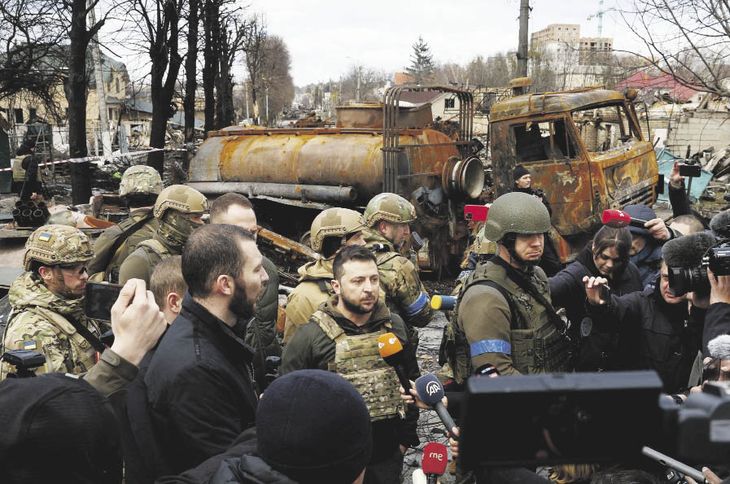 PRESENCIA. El presidente de Ucrania, Volodímir Zelenski, viajó ayer a Bucha, donde denunció a Rusia por “genocidio”. La aparición de más cuerpos de civiles muertos durante los días de ocupación conmociona al mundo.