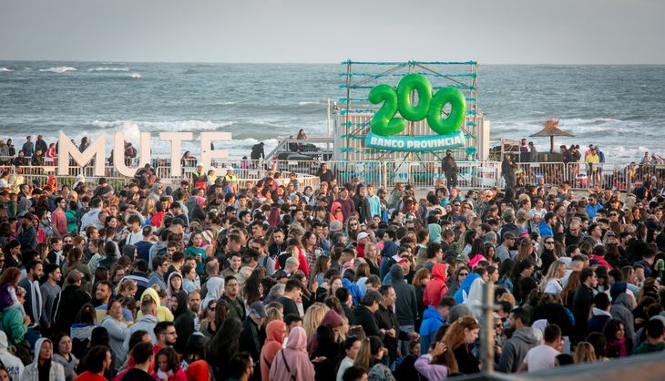 Babasónicos provided a show for more than 15,000 people on the beaches of Mar del Plata