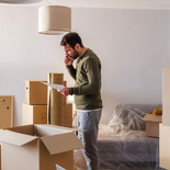 Inquilino revisa documentación en plena mudanza, una escena cada vez más frecuente ante la presión de los costos y posibles cambios en la normativa. Inquilino revisa documentación en plena mudanza, una escena cada vez más frecuente ante la presión de los costos y posibles cambios en la normativa.