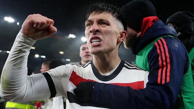 Lisandro Martínez abrió el partido contra Liverpool.&nbsp;