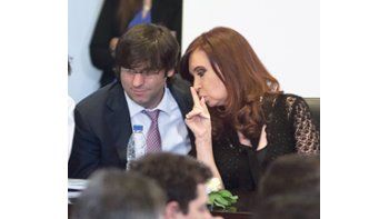 Cristina de Kirchner consultó con el titular de la ANSES, Diego Bossio, antes de comenzar con su discurso.