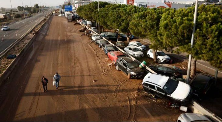 Se registraron pilas de autos acumulados tras el paso del agua.