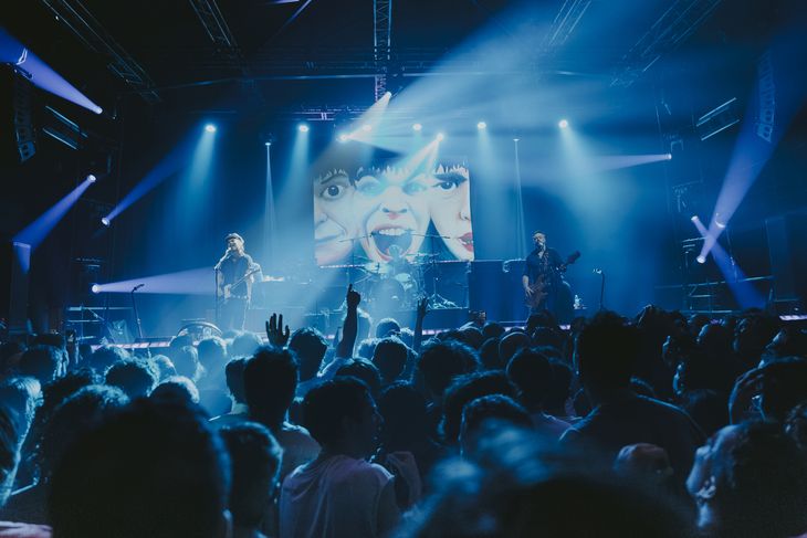 The grateful audience for the first show in the country of Supergrass. The grateful audience for the first show in the country of Supergrass.