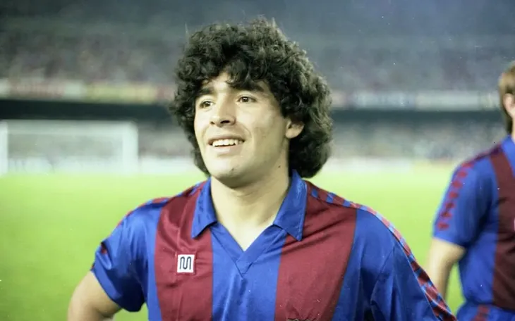 El club de fútbol F. C. Barcelona ficha al astro argentino Diego Armando Maradona por casi mil millones de pesetas en 1982. El club de fútbol F. C. Barcelona ficha al astro argentino Diego Armando Maradona por casi mil millones de pesetas en 1982.