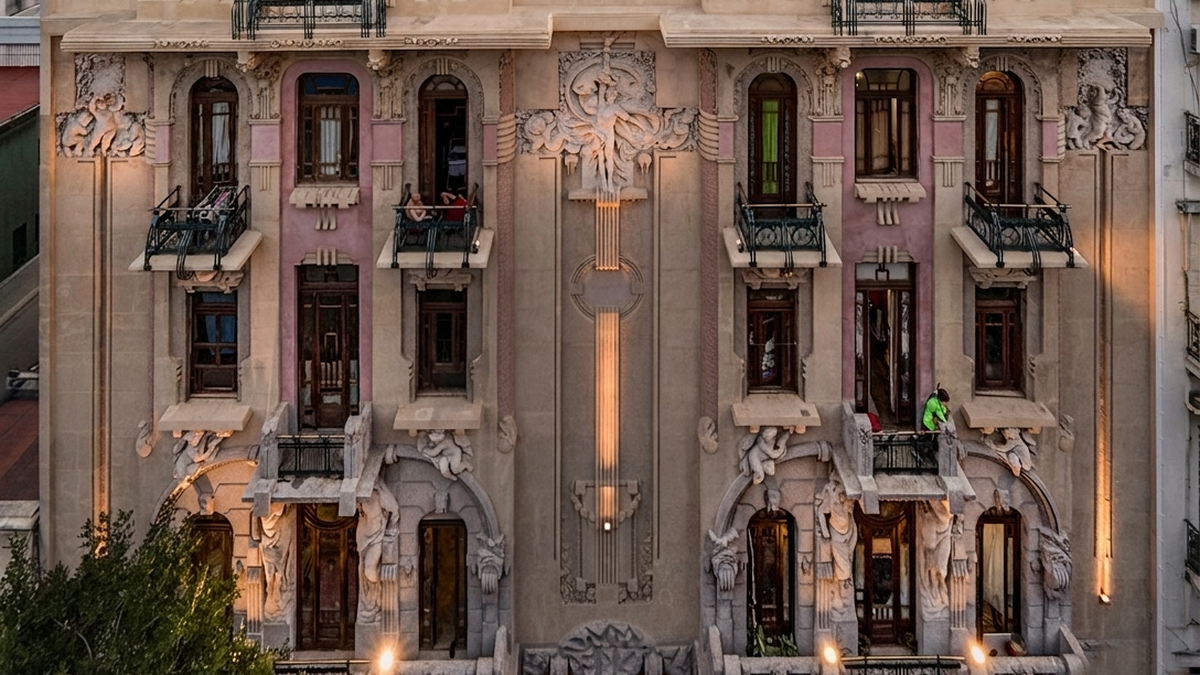 El edificio más ornamentado de CABA: las 39 figuras de su fachada y cuánto cuesta vivir allí