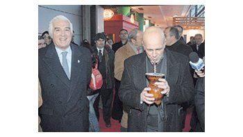 ámbito.com | El jefe de Gobierno porteño, Jorge Telerman, ayer, durantela inauguración de la Exposición Rural, participó de unaronda de mate.