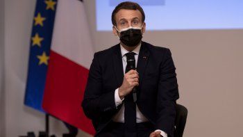 macron anuncio la suspension de la vacuna astrazeneca en francia