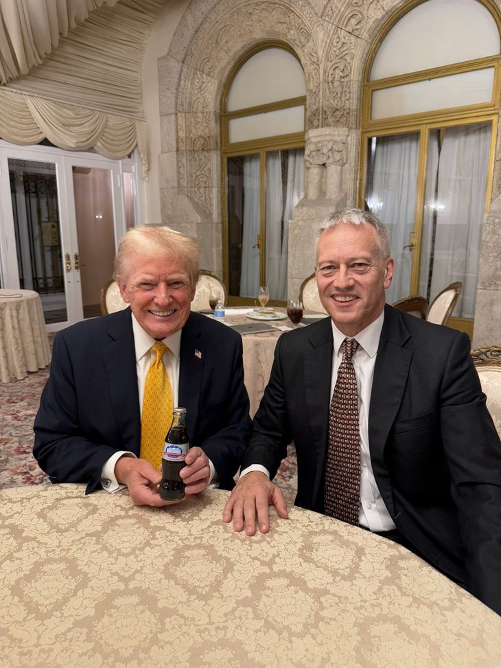 La edición ilimitada que recibió Trump en manos de James Quincey.