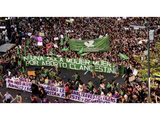 En la Argentina, la movilización se dio en medio del marco por la despenalización del aborto.