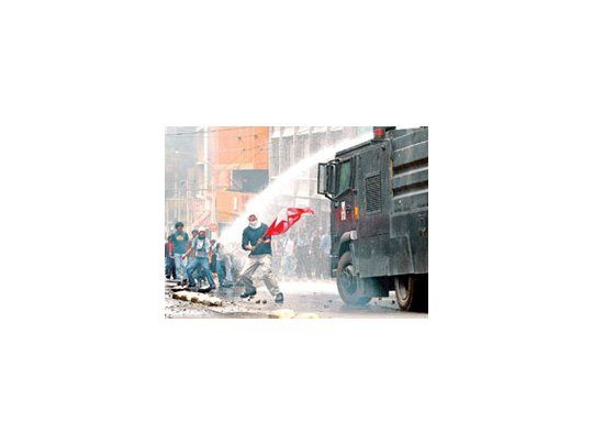 En las principales ciudades de Ecuador se produjeron choques entre manifestantes opuestos al presidente Lucio Gutiérrez y las fuerzas de seguridad.