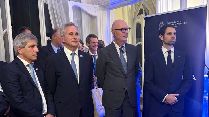 Luis Caputo y Pablo Quirno junto al ministro de Economía de Francia, Roland Lescure. A su lado, el embajador argentino en Francia, Ian Sielecki. Luis Caputo y Pablo Quirno junto al ministro de Economía de Francia, Roland Lescure. A su lado, el embajador argentino en Francia, Ian Sielecki.