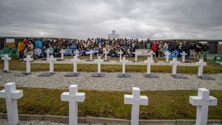 El grupo de familiares arribó este miércoles a Malvinas y pudieron dedicar nueve horas a homenajear a los caídos.  