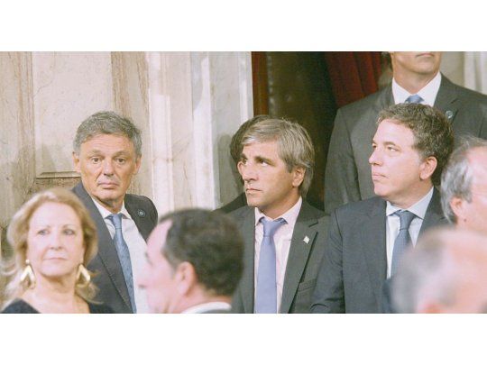 CUMBRE. La diputada nacional Susana Balbo le da la bienvenida a los ministros de Producción, Francisco Cabrera; de Finanzas, Luis Caputo; y de Hacienda, Nicolás Dujovne, antes de la llegada de Mauricio Macri al Congreso.