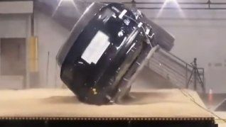 El peso adicional de las baterías podría parecer una desventaja, pero en realidad cumple una función estratégica. El peso adicional de las baterías podría parecer una desventaja, pero en realidad cumple una función estratégica.