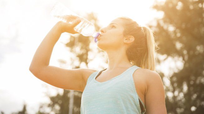En el verano es aún más importante estar hidratados y hay que tomar más agua.