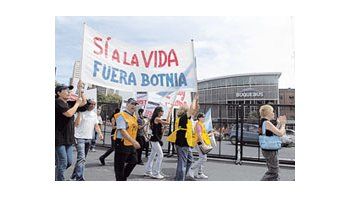 La Prefecturablindó losalrededores deBuquebus enPuerto Maderoante lapresencia de losmanifestantes.