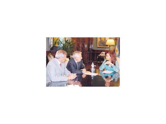 Dos patagónicos -el rionegrino Miguel Saiz y el neuquino Jorge Sapag- se llevaron ayer acuerdos de laCasa Rosada, tras su encuentro con Cristina de Kirchner. Antes habían enviado una señal regional deapoyo a Nación.