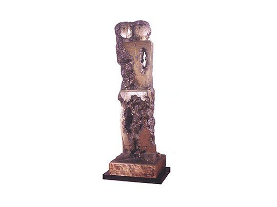 «El uno» (1967), de Libero Badii. Bronce (120 x 47 cm, colección privada), que integra la muestra «Encuentro de poéticas».