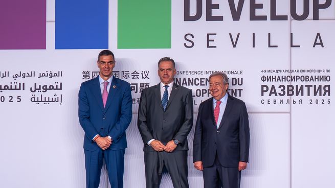 El presidente Orsi posa junto a su par de España, Pedro Sánchez, y el sevcretario general de la ONU, Antonio Guterrez.
