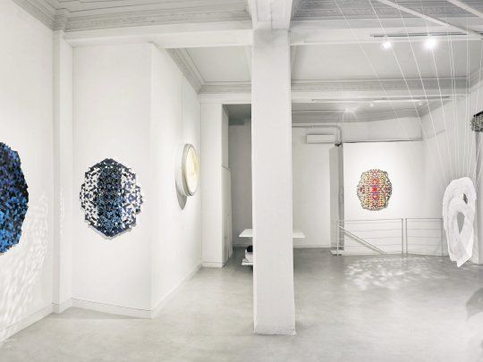 Restos del aquí. Una de las salas de la galería Cecilia Caballero Arte en la inauguración de la muestra.