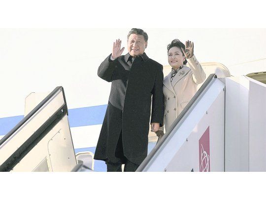 EN CAMINO. El presidente chino, Xi Jinping, junto a su esposa en el aeropuerto de Helsinki. Hoy se encontrará con Donald Trump.